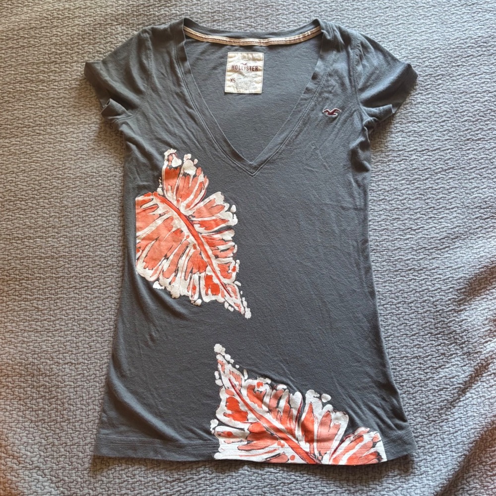 Hollister Womens XS Gray V-Neck Tropical Leaf Graphic Tee Short Sleeve Cotton